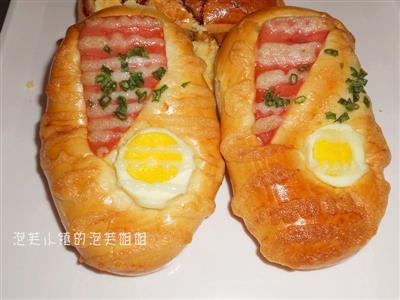 Ham and eggs salad bread