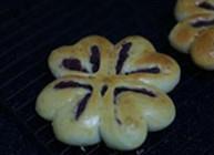 Four-leaf clover bread