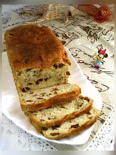 Cinnamon and walnut bread