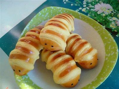 Caterpillar sand filled bread