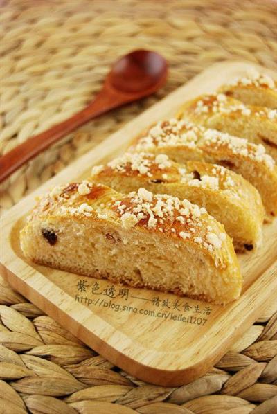 Light cream dried grape bread