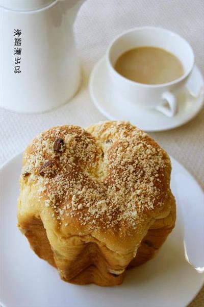 Pandoro's golden bread