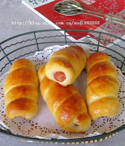 Spiral hot dog bread