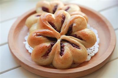 Four-leaf clover bread