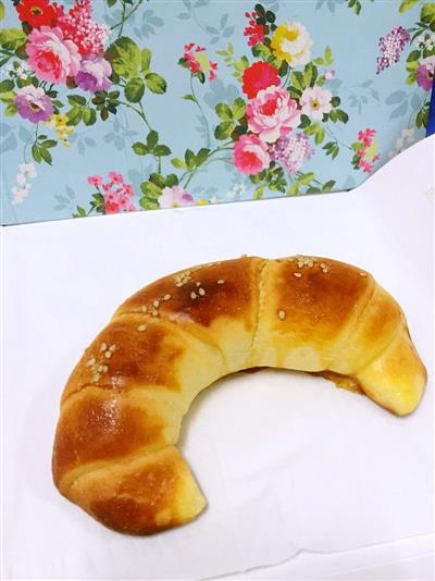 Golden cow horn bread