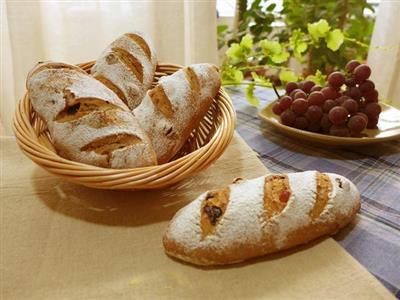 Red wine-dried soft bread