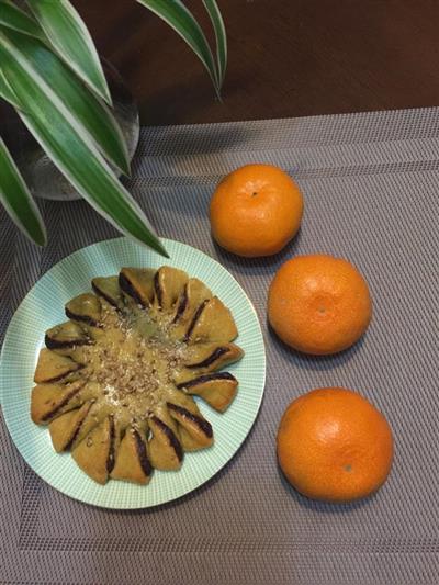 Flower-shaped bean sandwiches