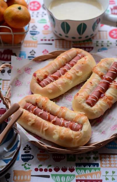 Salad and ham bread