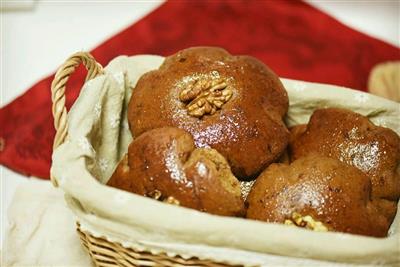 Peeled walnut and date bread