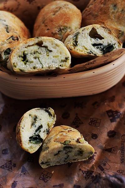 Spinach queso panecillo