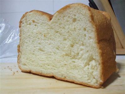 Making simple bread with a baking machine