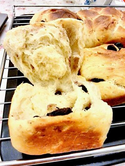 Dried oatmeal bread rolls