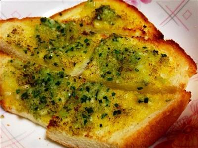 Baked bread with garlic and onions