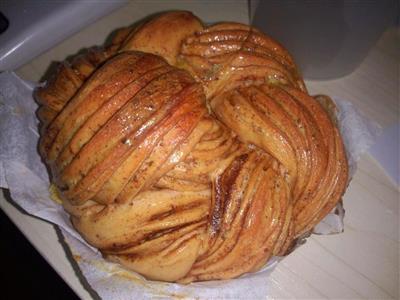 Cinnamon red sugar flower bread