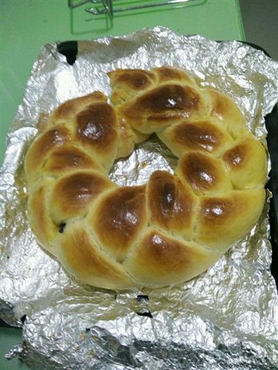 Honey bean wreath bread