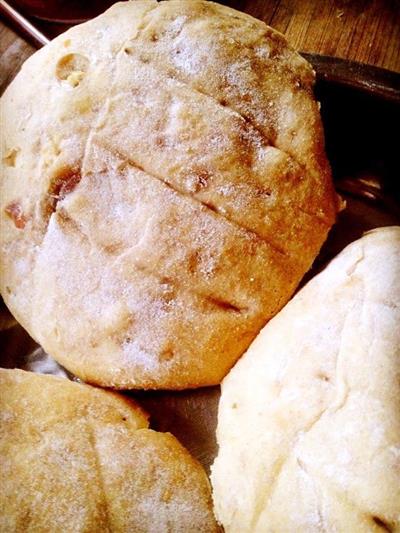 Walnut and dates whole wheat bread