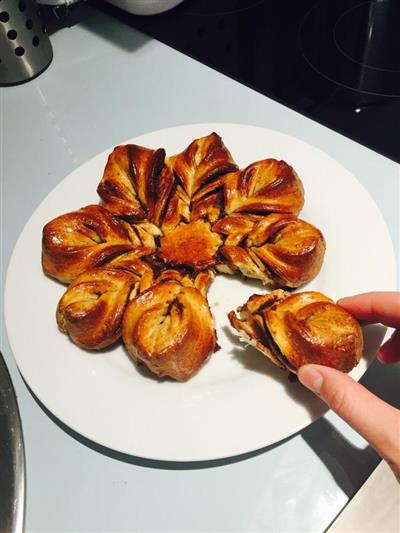 Chocolate star snowflake bread