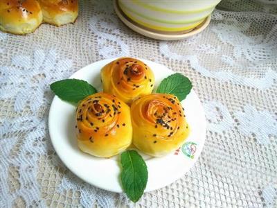 Light cream flower bread