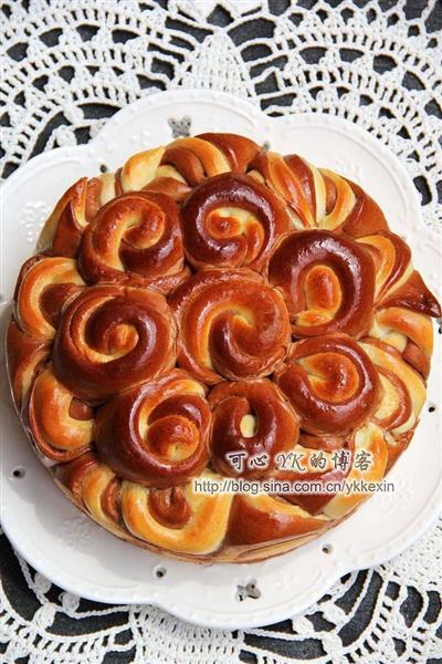 Two-colored bread flowers