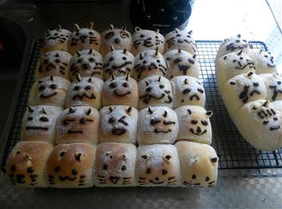 Crowd selling bread