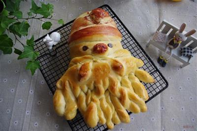 Preheating Christmas - Santa's baked bread