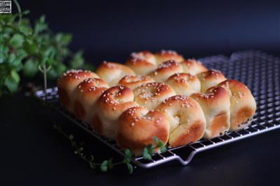 Honey-based crispy bread