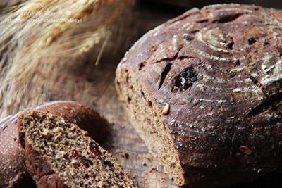 Cocoa and cranberry black bread