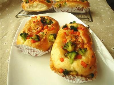 Fresh shrimp and vegetable salad bread