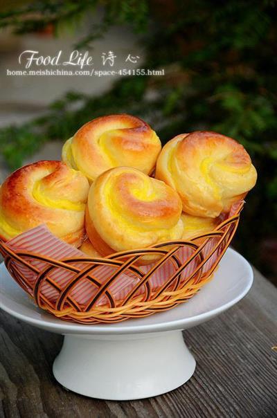 Chestnut rose bread rolls