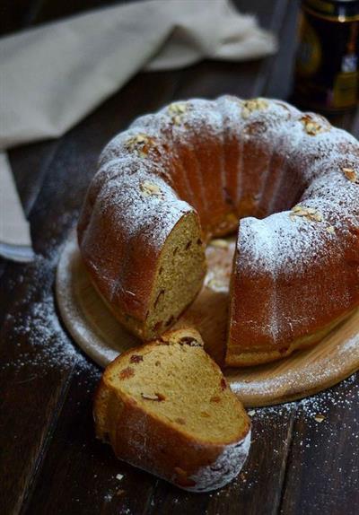 Round bread with black beer and sugar