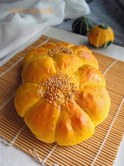 Pumpkin flower bread