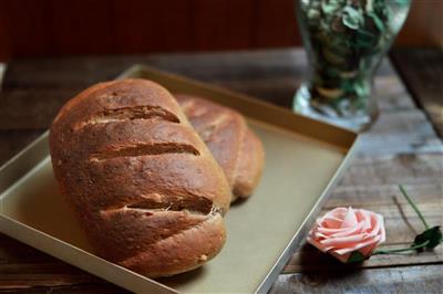 Red sugar oatmeal and walnut bread