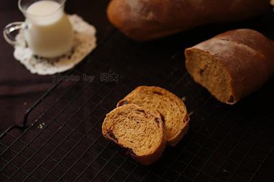 Red sugared whole wheat bread