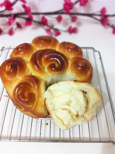 Rose-shaped bread