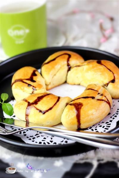 Lightly creamed flower bread