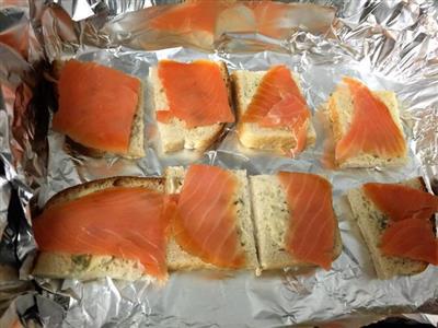 Salmón con pan tostado