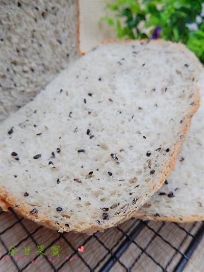 Black sesame whole wheat bread