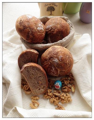 Natural yeast beer flavored with walnuts