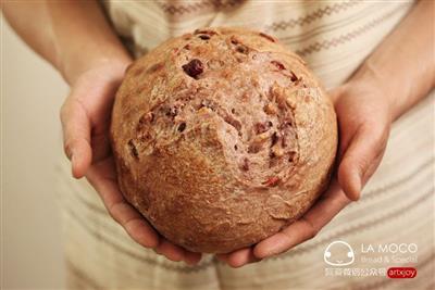 Elegant and simple - red wine rose bread