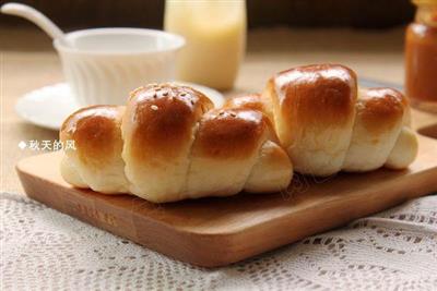 Cream rolls