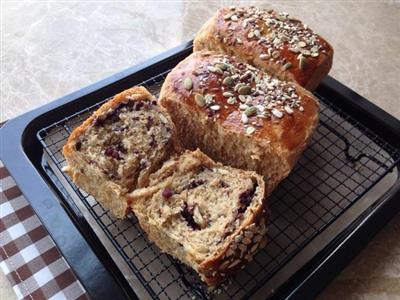 Walnut black glutinous rice whole wheat bread - thick, thick flavor