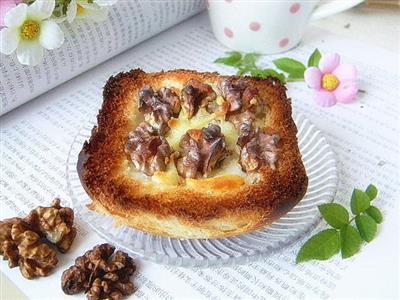 Walnut salad and bread