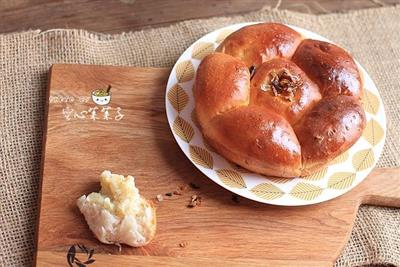 Bread with garlic oil and potatoes