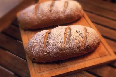 European-style walnut and grape dry bread