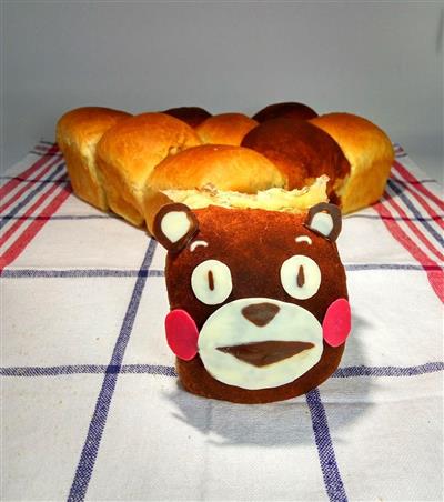 The bear squeezes the bread.