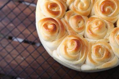 Romántico con delicioso coexistido pan de flores de rosa