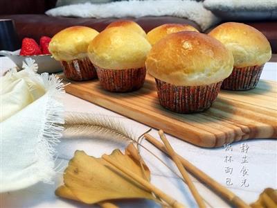 Paper cups of bread made with sponge yeast