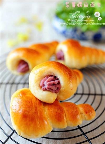 Violet spiral bread