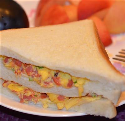 Huevo salchicha sándwich