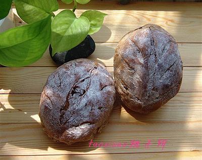 Red sugared walnut bread